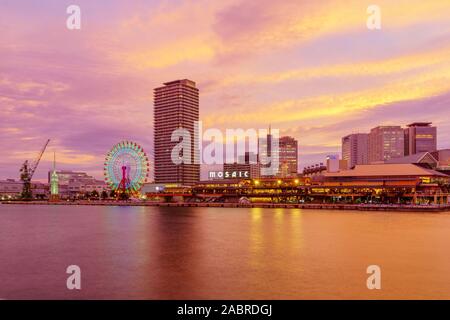 Kobe, Giappone - 11 Ottobre 2019: vista al tramonto del porto, con il museo per bambini e altri punti di riferimento, a Kobe, Giappone Foto Stock