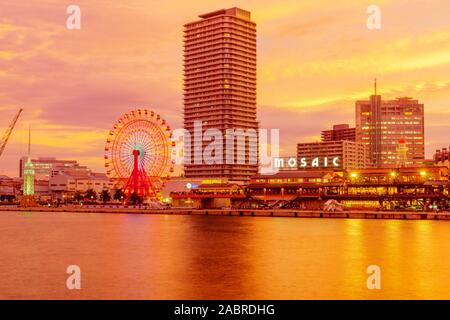 Kobe, Giappone - 11 Ottobre 2019: vista al tramonto del porto, con il museo per bambini e altri punti di riferimento, a Kobe, Giappone Foto Stock