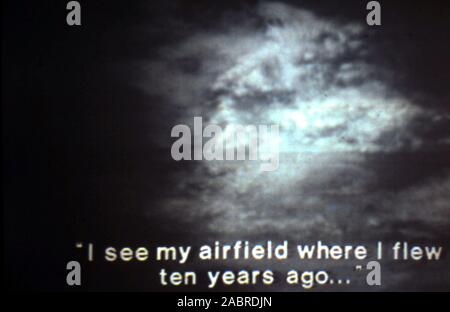 Teleclip - Apollo Soyuz con sottotitoli; "vedo il mio airfield dove ho volato dieci anni fa...' - foto scattata direttamente da TV a colori schermo nel Regno Unito - da "Harry' (il fotografo sconosciuto) durante le trasmissioni dal vivo nel luglio 1975. Foto rare, probabilmente l'unico nel suo genere, - l'identità dell'astronauta è attualmente sconosciuto. L' Apollo-Soyuz Test Project (ASTP) (Russo: Экспериментальный полёт "Аполлон" - "Союз" (ЭПАС), Eksperimentalniy polyot Apollon-Soyuz, lit. 'Volo sperimentale Apollo-Soyuz', comunemente indicati dai sovietici come Soyuz-Apollo), condotto nel luglio 1975. Foto Stock