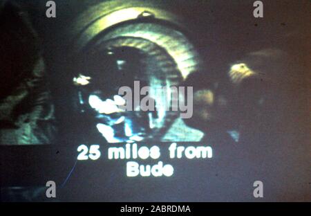 Teleclip '25 miglia da Bude' subtitle; - la foto scattata direttamente da TV a colori schermo nel Regno Unito - da "Harry' (il fotografo sconosciuto) durante le trasmissioni dal vivo nel luglio 1975. L' Apollo-Soyuz Test Project (ASTP) (Russo: Экспериментальный полёт "Аполлон" - "Союз" (ЭПАС), Eksperimentalniy polyot Apollon-Soyuz, lit. 'Volo sperimentale Apollo-Soyuz', comunemente indicati dai sovietici come Soyuz-Apollo), condotto nel luglio 1975, fu il primo comune di Stati Uniti e Unione Sovietica volo spaziale. Foto Stock