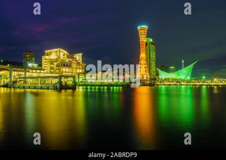 Kobe, Giappone - 11 Ottobre 2019: la vista del porto di sera, con la Kobe la torre di porto e altri punti di riferimento, a Kobe, Giappone Foto Stock