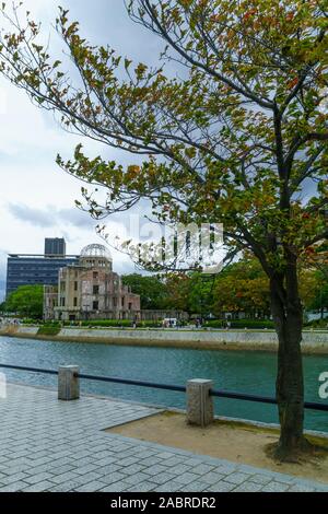 Hiroshima, Giappone - 12 Ottobre 2019: vista della Cupola della Bomba Atomica, con la gente del posto e i turisti, a Hiroshima, Giappone Foto Stock