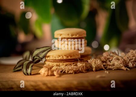 Dolce gustoso amaretto cookies sul display in legno Foto Stock