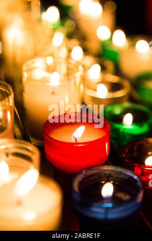 Candele Votive Rack in una chiesa in tournée in Francia Foto Stock