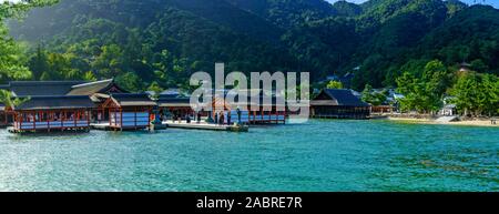 Miyajima, Giappone - 13 Ottobre 2019: vista panoramica del santuario di Itsukushima, ad alta marea, con visitatori, a Miyajima (Itsukushima) Isola, Giappone Foto Stock