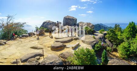 Miyajima, Giappone - 13 Ottobre 2019: vista panoramica della cima del monte Misen, con visitatori, a Miyajima (Itsukushima) Isola, Giappone Foto Stock