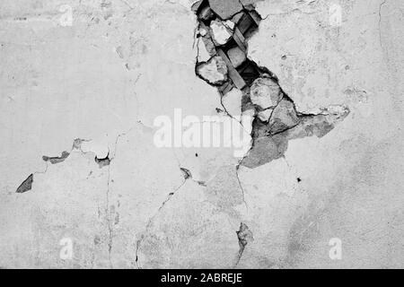 Il vecchio muro rotto di una casa abbandonata di close-up. Sfondo astratti in bianco e nero Foto Stock