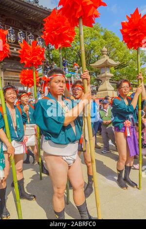 Himeji, Giappone - 14 Ottobre 2019: gli uomini nel condimento tradizionale di prendere parte al Nada no Kenka Festival, Himeji, Giappone Foto Stock