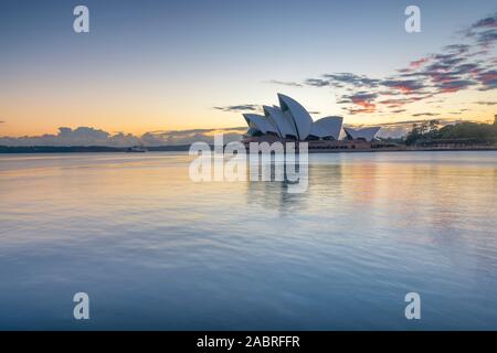 La Sydney Opera House è un multi-sede performing arts center e identificato come uno del xx secolo più edifici distintivo Foto Stock