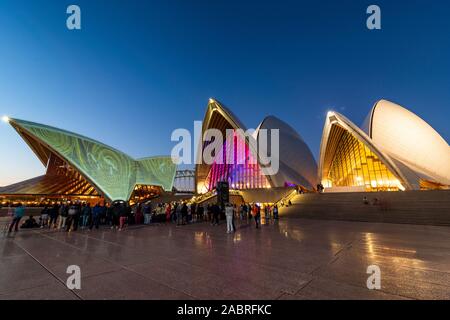 La Sydney Opera House è un multi-sede performing arts center e identificato come uno del xx secolo più edifici distintivo Foto Stock