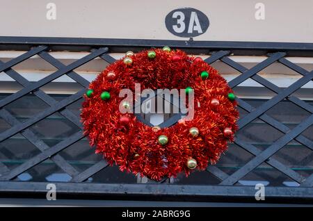 Leggere Ghirlanda di Natale su porta Foto Stock