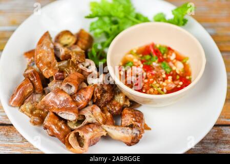 Arrosto di frattaglie di maiale con salsa di peperoncino piccante / interiora intestini parte della carne di maiale asian cibo tailandese Foto Stock