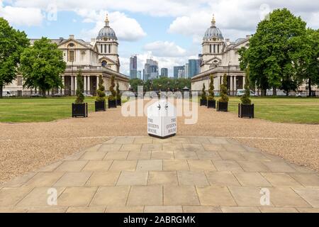 LONDON, Regno Unito - 28 Maggio 2019: vista del Royal Naval College di Greenwich, con la Canary Wharf grattacieli in background, da la casa della regina Foto Stock