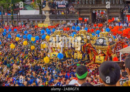 Himeji, Giappone - 14 Ottobre 2019: Santuario portatile portato da uomini in le medicazioni tradizionali e la folla di fronte al Matsubara Hachiman Santuario. Parte di Foto Stock