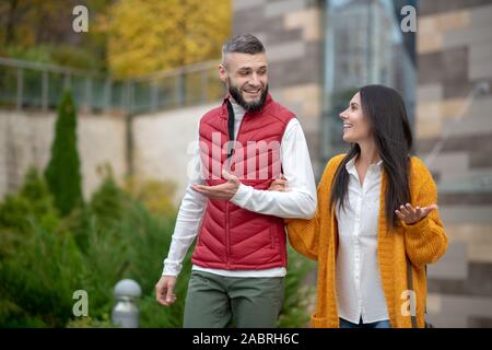 Primo incontro. Felici persone positive aventi un ottimo tempo mentre avente una prima data Foto Stock