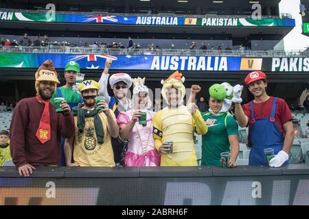 Adelaide, Australia 29 novembre 2019. Australian cricket fan vestiti come i personaggi dei fumetti in un'atmosfera gioviale nella giornata di apertura della seconda giornata di dominio test notturno tra l Australia e il Pakistan a Adelaide Oval. Australia conduce 1-0 in 2 serie di match .Credito: amer ghazzal/Alamy Live News Foto Stock