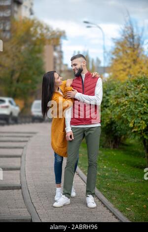 Piacevole incontro. Positivo felice coppia avente un grande tempo mentre si cammina sulla strada Foto Stock