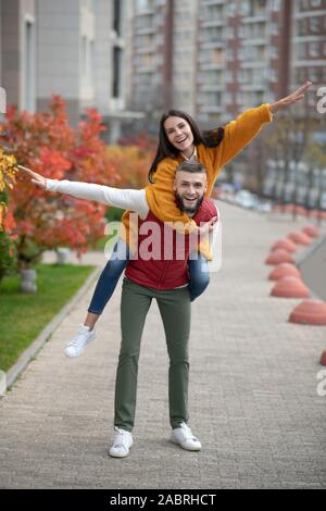 Passeggiata d'autunno. Felice coppia giovane essendo in un ottimo umore mentre godendo il loro tempo all'aperto Foto Stock