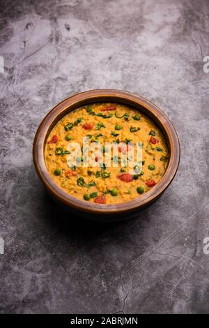 Avena di masala vegetale khichadi servita in una ciotola. Fuoco selettivo Foto Stock