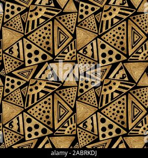 Oro etnico dipinto a mano seamless pattern. Abstract triangoli sfondo dorato. Aztec tribali texture geometrica. Foto Stock