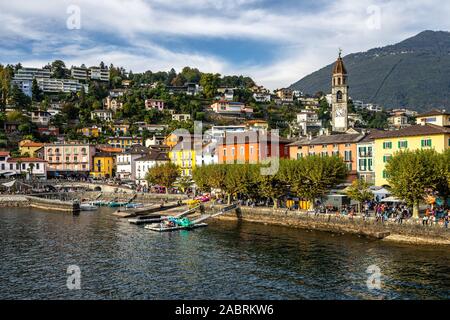 Vista di Ascona, un tipico villaggio svizzero cittadina sulle rive del Lago Maggiore, Canton Ticino, Svizzera Foto Stock