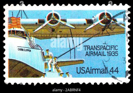 Stati Uniti - circa 1985: timbro stampato negli Stati Uniti (USA), mostra l'aereo Cina Clipper, dalla serie 'traffico transpacifico Airmail 1935' circa 1985 Foto Stock