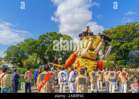 Saijo, Giappone - 16 Ottobre 2019: sfilata con i partecipanti che trasportano Mikoshi galleggianti (santuari portatile), nel centro della citta'. Saijo Isono Santuario Festival, Ehi Foto Stock