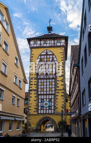 Reutlingen, Germania, 12 ottobre 2019, Orange città storica porta detta mettmannstor nel centro città di Reutlingen con molte persone a piedi attorno a Foto Stock