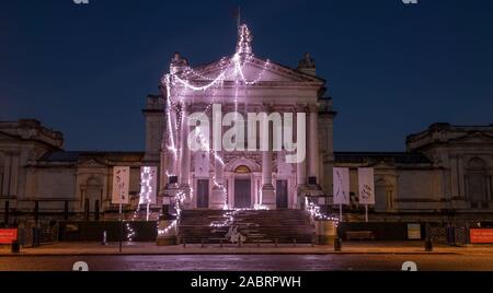 Tate Britain, Londra, Regno Unito. Il 29 novembre 2019. La nuova Tate Britain Inverno Commissione, ideato dal celebre artista britannico Anne Hardy ha trasformato la Tate Britain iconici facciata in una fregata tempio in un'esplorazione dei ritmi naturali della terra, maree e il solstizio d'inverno. Svelato per la prima volta oggi, Hardy's lavoro sarà sul display fino al 26 gennaio 2020. Credito: Malcolm Park/Alamy Live News. Foto Stock