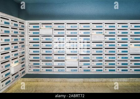 Blu moderno interno di un armadietto spogliatoio. Foto Stock