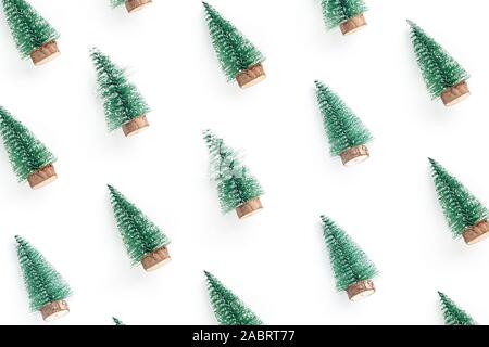 Composizione minima pattern di sfondo verde albero di natale isolato su sfondo bianco Foto Stock