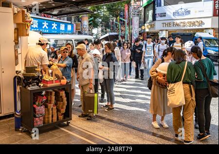 Xing Fu Tang, popolare zucchero bruno bolla negozio di latte in Ximending main street market, Wanhua district. Taipei, Taiwan Foto Stock