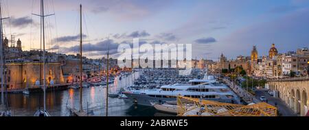 Birgu, Malta - 27 Ottobre 2019: vista panoramica di Birgu, Senglea, Fort di Sant'Angelo e Vittoriosa yacht marina dalle mura della città di sera Foto Stock