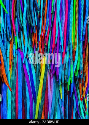 Un sacco di corde multicolore come uno sfondo colorato Foto Stock