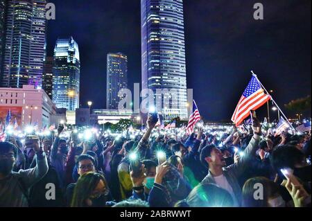 Hong Kong. 28 Nov, 2019. Migliaia di pro-democrazia manifestanti di raccogliere al posto di Edimburgo a Hong Kong per prendere parte a una Giornata del Ringraziamento rally dopo presidente Donald Trump ha firmato la legge federale, la Hong Kong i diritti umani e la democrazia atto, il 27 novembre 2019. Credito: Gonzales foto/Alamy Live News Foto Stock