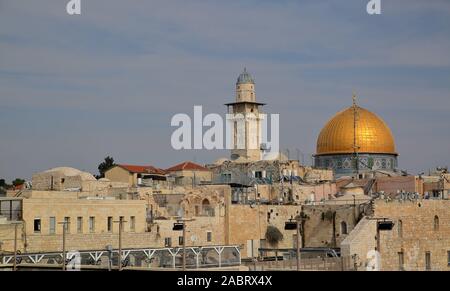 Vista sul Tempio tumulo con cupola dorata della Cupola della roccia, minareto accanto alla caratteristica architettura di Gerusalemme la città vecchia. Foto Stock