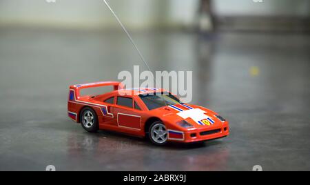 Auto sportiva rossa Ferrari in miniatura F40 Kids Telecomando Toy Foto Stock