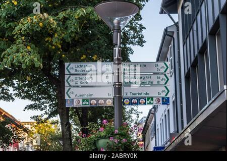 Un percorso ciclabile segno bordo che mostra le distanze in chilometri, Kehl, Baden-Württemberg, Germania Foto Stock
