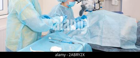 L'infermiera fornendo un utensile ad un medico durante un intervento chirurgico. Le mani dei medici durante la chirurgia dell'ospedale. Chirurgia dell'orecchio Foto Stock