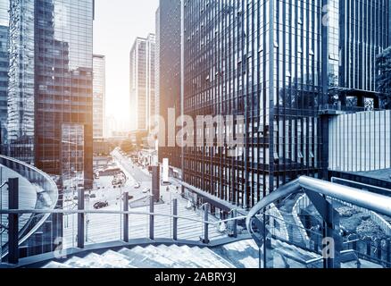 Vuoto, piazza moderna e grattacieli in città moderna Foto Stock