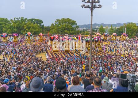 Niihama, Giappone - 17 Ottobre 2019: ampia vista del Niihama Taiko Festival di scena, con tamburo taikodai galleggianti, i partecipanti e la folla, Ehime Shikoku è Foto Stock