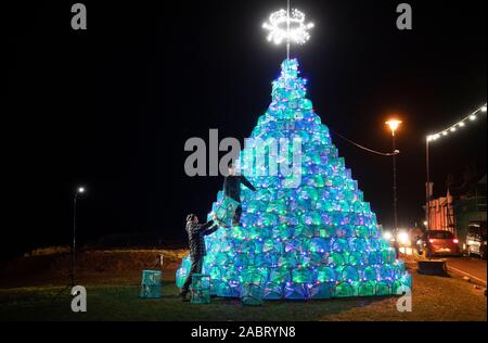 Simon Eltingham (sinistra) e Gordon Wink dare il tocco finale alla 16ft albero di Natale che hanno costruito il porto di lato in Ullapool, Wester Ross, che viene creato da 340 pesca cantre utilizzati per la cattura di gamberetti e di granchi. Foto Stock