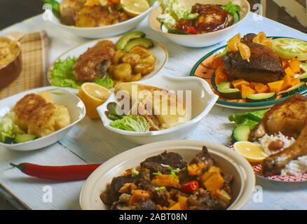 Cucina caraibica, tradizionali piatti assortiti, vista dall'alto. Foto Stock