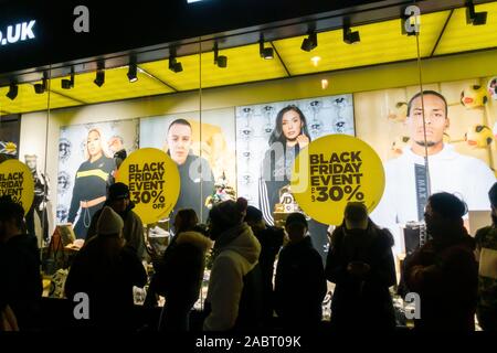 Newcastle upon Tyne, Inghilterra. Regno Unito. Il 29 Novembre, 2019. Centinaia di giovani acquirenti al di fuori della coda JD Sport (alcuni per tutta la notte) nel centro cittadino di Newcastle, aspettando il 7am apertura, sperando di ottenere le loro mani su uno di 250 coppie di Kanye West adidas "Boost Yeezy 350 v2' formatori; rilasciato di nuovo in nero per Venerdì Nero.Credit: ALAN DAWSON/Alamy Live News Foto Stock