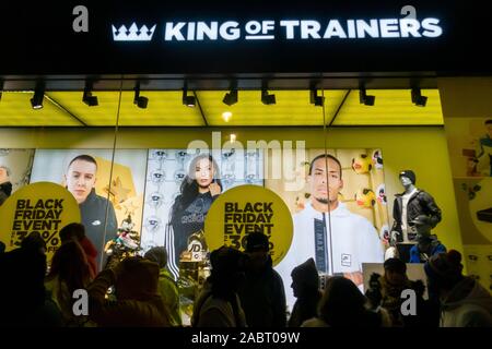 Newcastle upon Tyne, Inghilterra. Regno Unito. Il 29 Novembre, 2019. Centinaia di giovani acquirenti al di fuori della coda JD Sport (alcuni per tutta la notte) nel centro cittadino di Newcastle, aspettando il 7am apertura, sperando di ottenere le loro mani su uno di 250 coppie di Kanye West adidas "Boost Yeezy 350 v2' formatori; rilasciato di nuovo in nero per Venerdì Nero.Credit: ALAN DAWSON/Alamy Live News Foto Stock