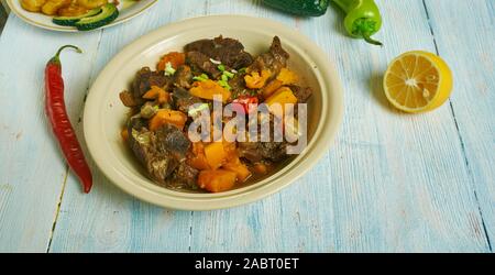 Guyanese, Pepperpot, spezzatino di carne, cucina Caraibica, tradizionali piatti assortiti, vista dall'alto. Foto Stock