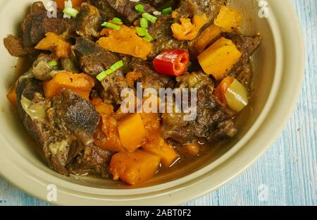 Guyanese, Pepperpot, spezzatino di carne, cucina Caraibica, tradizionali piatti assortiti, vista dall'alto. Foto Stock
