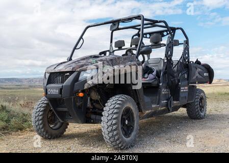 Activa esperienza quad è stazionato nel deserto spagnolo Bardenas Reales. Foto Stock