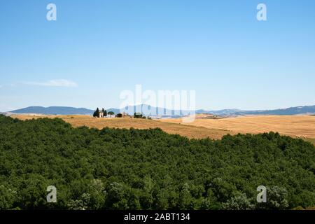 Una vista in lontananza la cappella della Madonna di Vitaleta Capella e l'estate campagna Toscana paesaggio della Val d'Orcia, Pienza, Toscana, Italia EU Foto Stock