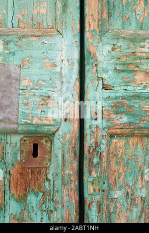 Un vecchio spiovente tourqoise in legno Porte dipinte con peeling vernice - il vecchio dipinto sullo sfondo della porta Foto Stock